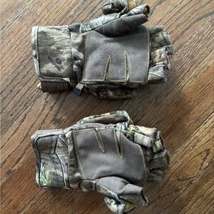 Mossy Oak Camouflage Gloves with Green and Brown